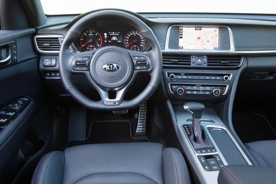 Интерьер Kia Optima Sportswagon GT Line 2016 года  (WW) (фото 6 из 31)